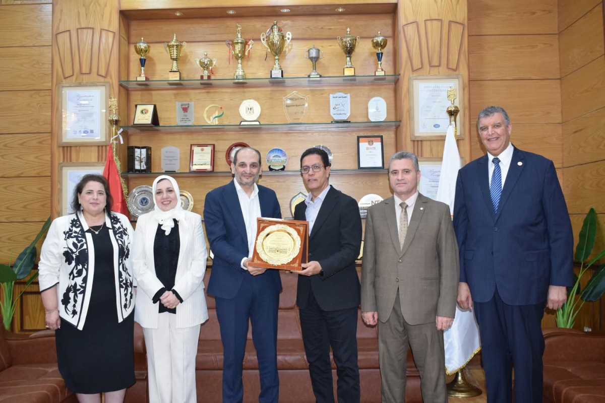 مجلس جامعة بنها يكرم الدكتور أمجد حجازي عميد كلية الآداب السابق